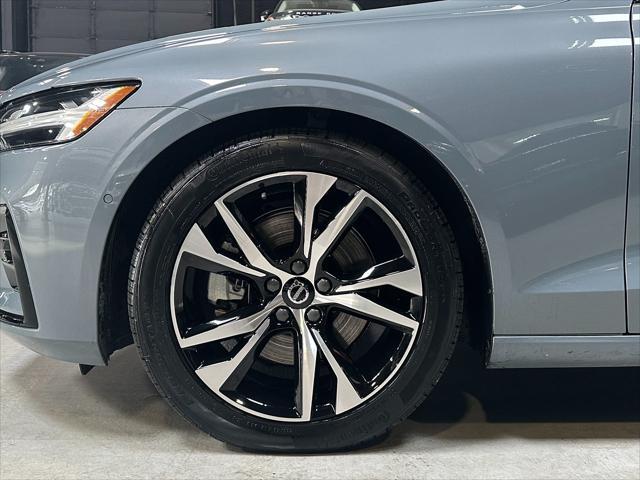 2024 volvo s60 b5 plus dark theme