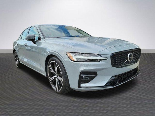 2024 volvo s60 b5 plus dark theme