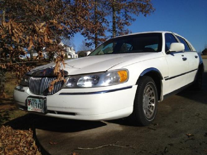 2001 lincoln town car, executive edition in forest, va