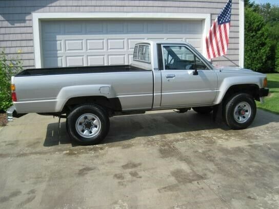 1986 toyota pickup truck, 4x4, 22r 2.4l sohc, manual, rare deluxe trim long bed