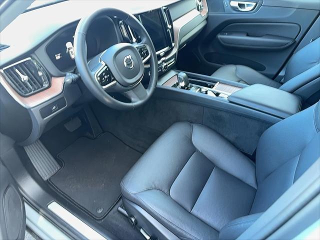 2024 volvo xc60 b5 plus dark theme