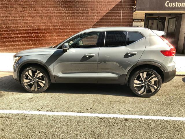 2023 volvo xc40 b5 plus bright theme