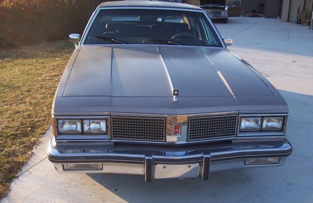 1984 oldsmobile 98 regency!! nice big old car!!