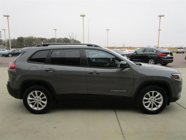 2022 jeep cherokee latitude lux