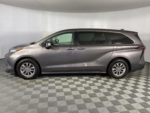 2022 toyota sienna xle 8 passenger