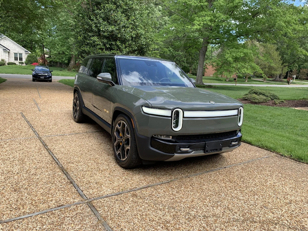 rivian r1s