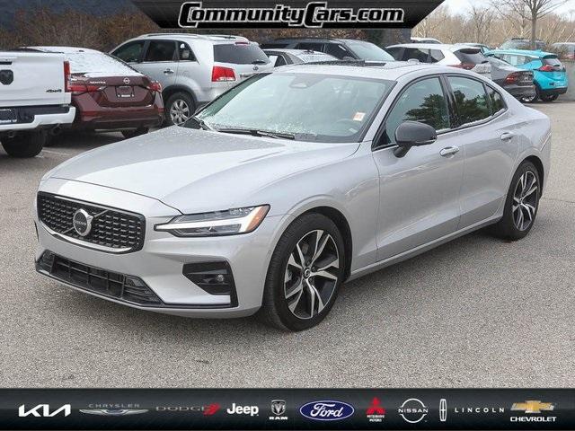 2024 volvo s60 b5 plus dark theme