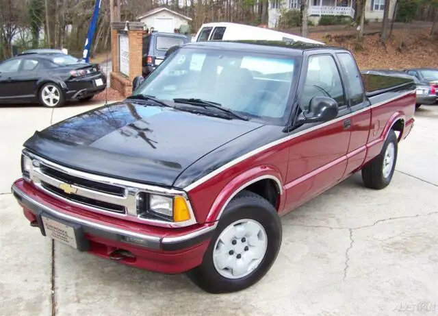 a sharp 4wd tu-tone loaded short bed cruise hard bed cover gmc s15 sister truck