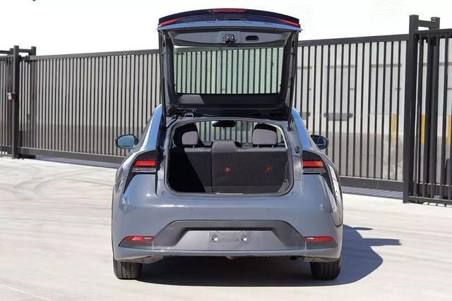 2023 toyota prius le