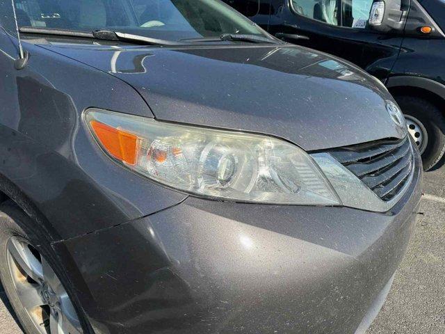 2012 toyota sienna le