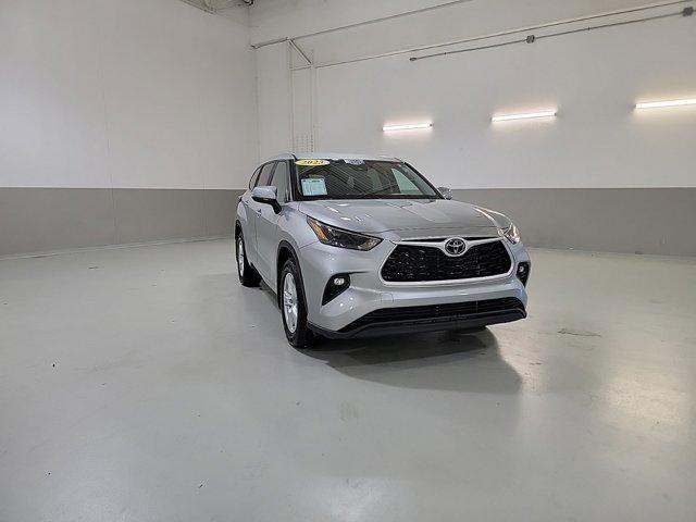 2023 toyota highlander le