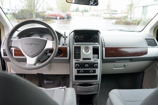 2010 chrysler town & country touring