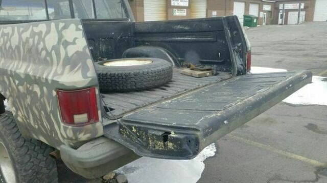 1983 chevrolet avalanche/suburban-- 4 door