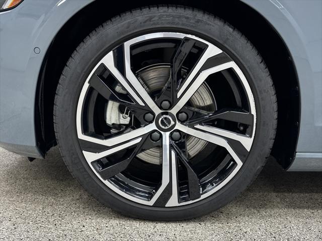 2024 volvo s60 b5 plus dark theme