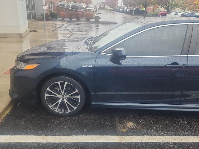 2020 toyota camry hybrid se