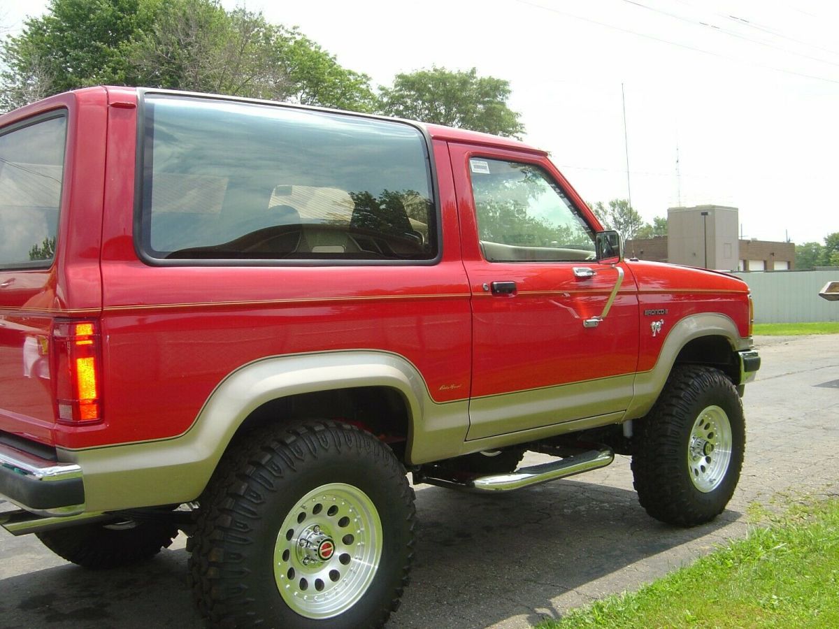 1989 ford bronco ii eddie bauer frame lift with 33's 4.0 engine
