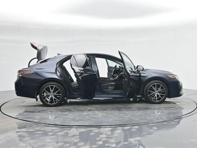 2021 toyota camry hybrid se