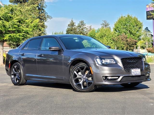 2023 chrysler 300 touring l