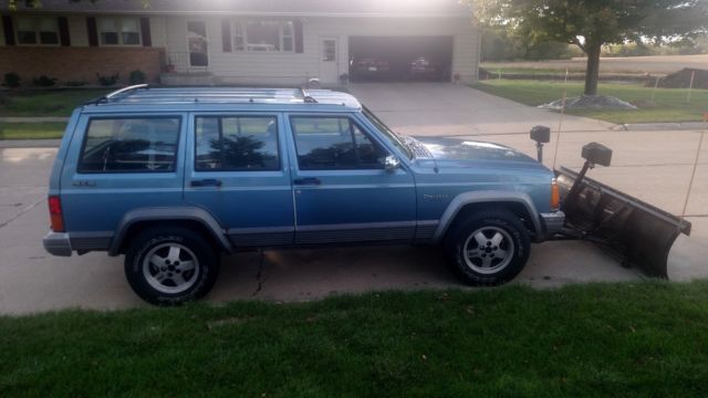 1990 jeep cherokee laredo with snow plow