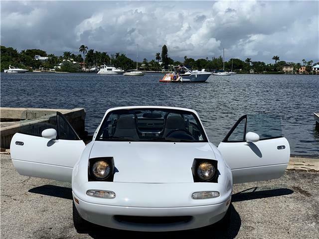 1991 mazda mx-5 miata **manual transmission** 122,612 miles white convertible