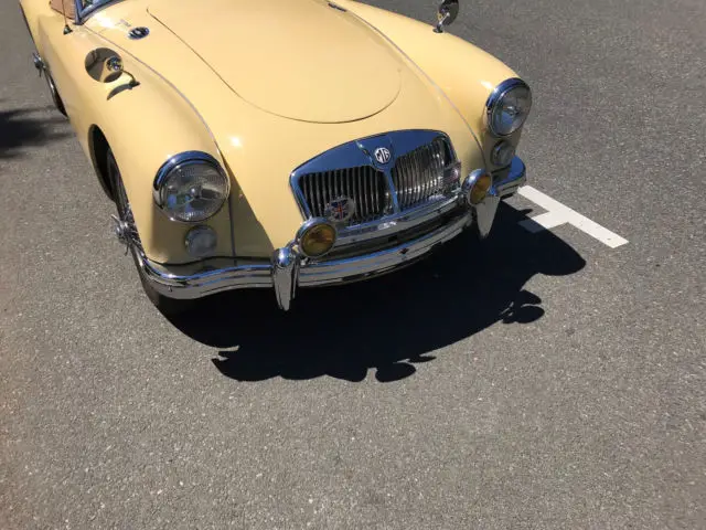1962 mga mkii 1600 convertible (antique yellow / tan)