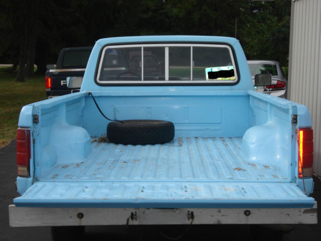 1982 ford f-100 custom standard cab pickup 2-door 4.9l straight-6 300cu in