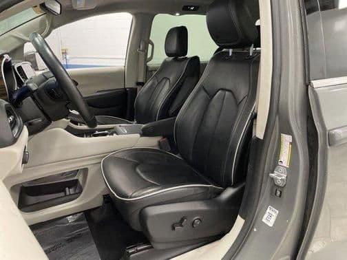2022 chrysler pacifica limited in stoughton, wisconsin