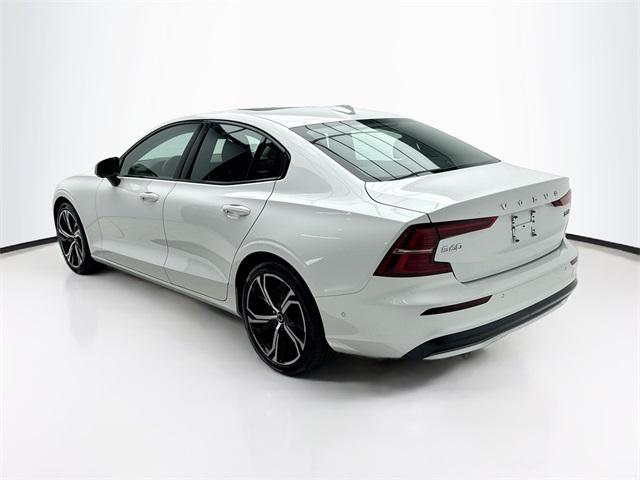 2024 volvo s60 b5 plus dark theme