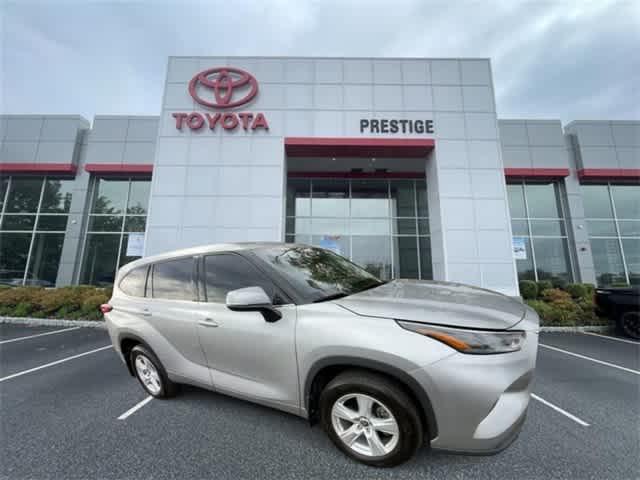 2022 toyota highlander le
