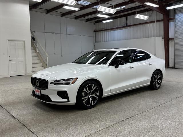 2024 volvo s60 b5 plus dark theme