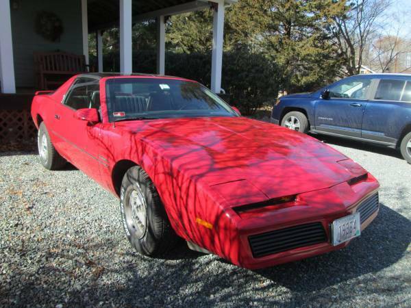 1984 firebird car, 2 door hatchback with sunroof and spoiler