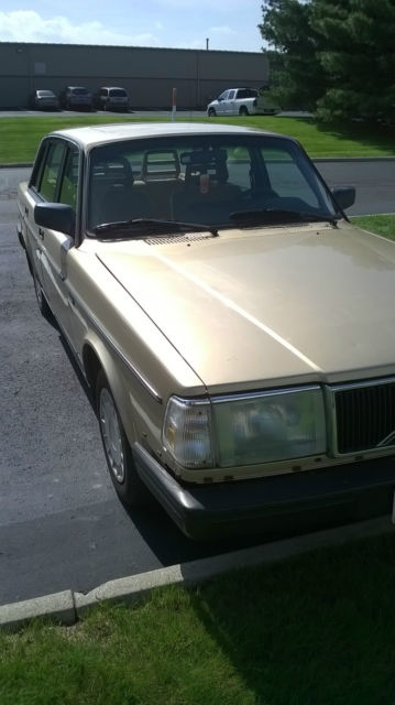 1990 volvo 240 dl sedan 4-door 2.3l beige/gold
