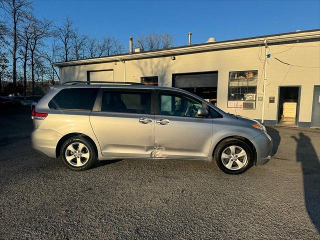 2011 toyota sienna le