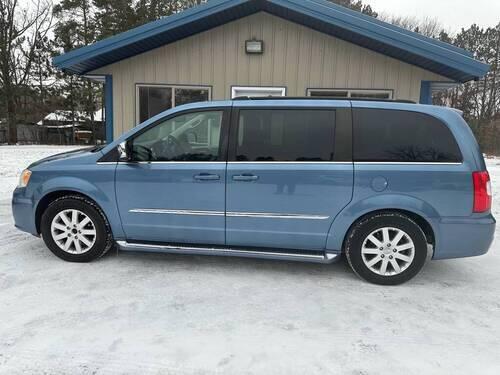 2011 chrysler town and country touring l 4dr mini van