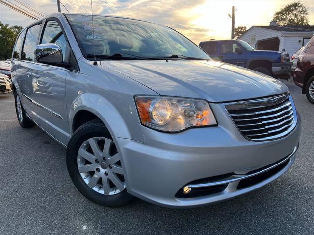 2011 chrysler town & country touring-l