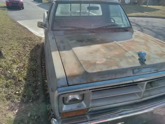 1986 dodge ram custom 100 pickup truck, standard, strt 6, hood ornament attached