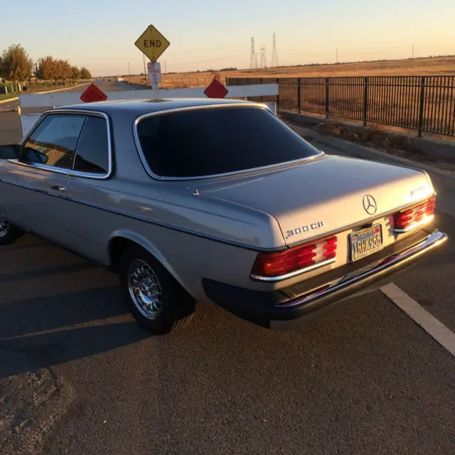 1981 mercedes-benz 300cd base coupe 2-door 3.0l