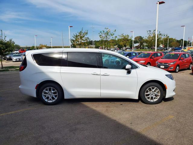 2022 chrysler voyager lx