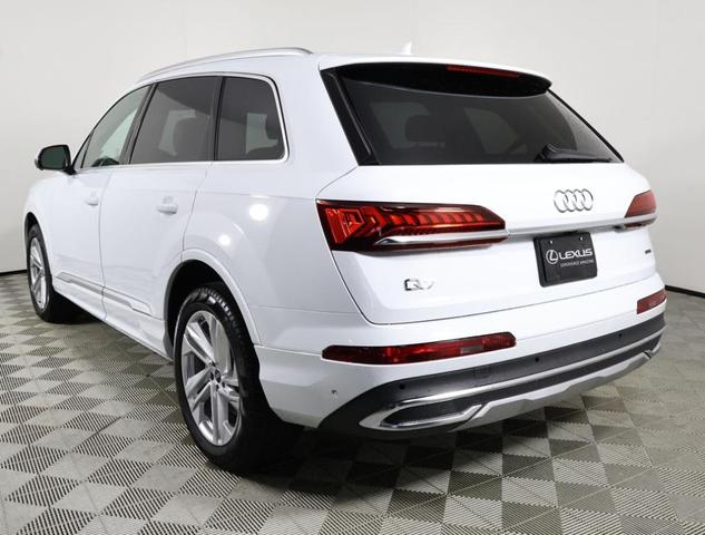 2024 audi q7 45 premium plus