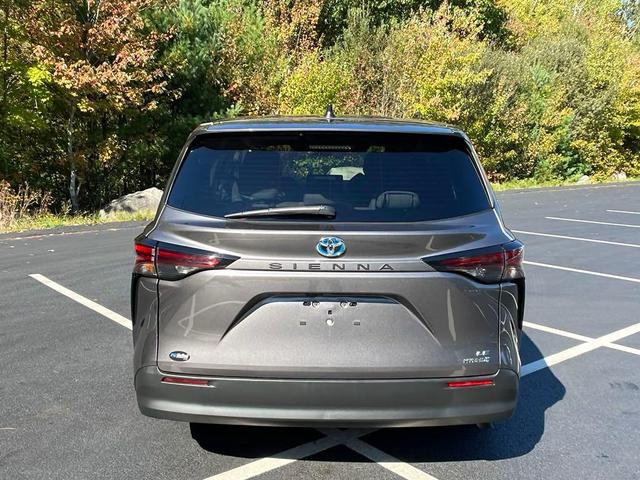 2024 toyota sienna le