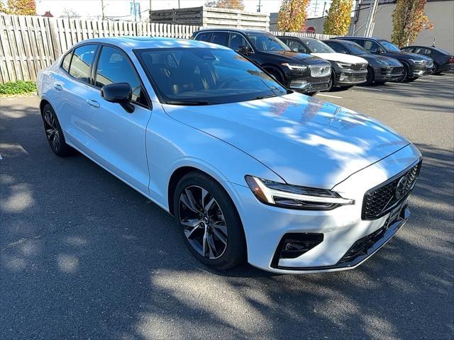 2024 volvo s60 plus dark theme