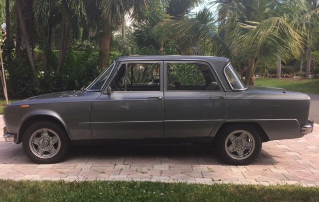 alfa romeo1972 giulia super 1600 color gray, interior gray