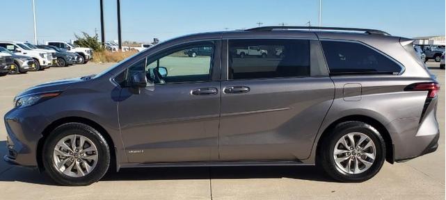 2021 toyota sienna le