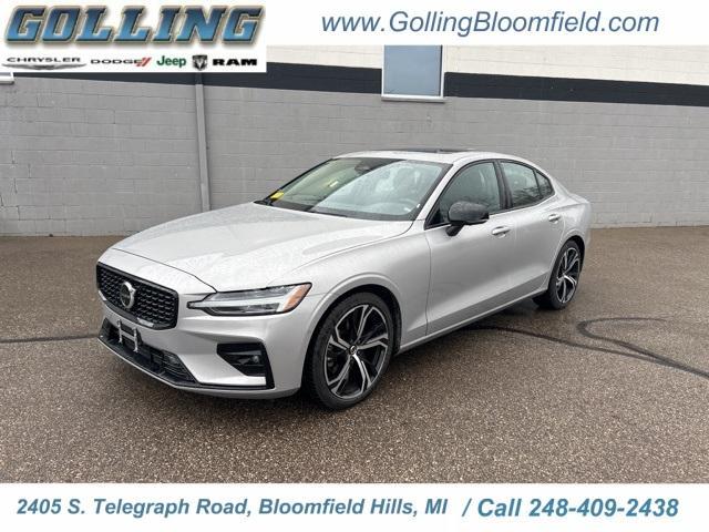 2024 volvo s60 b5 plus dark theme
