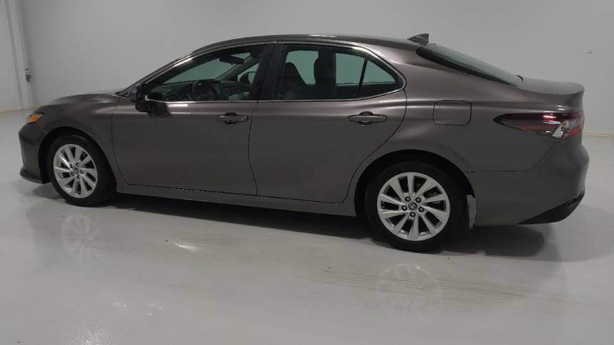 2021 toyota camry le