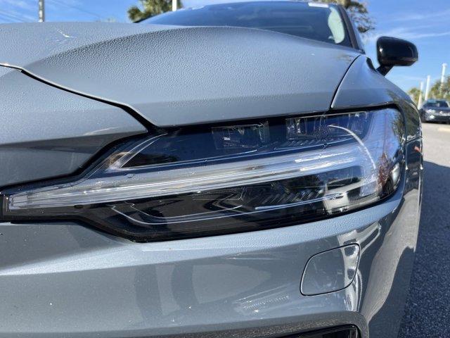 2024 volvo s60 b5 plus dark theme