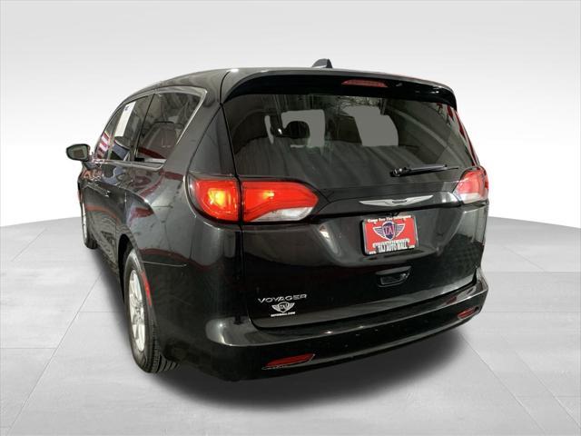 2022 chrysler voyager lx