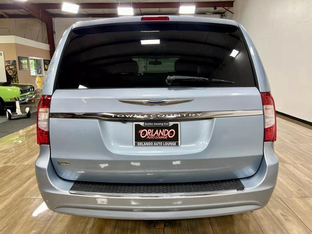 2013 chrysler town & country touring