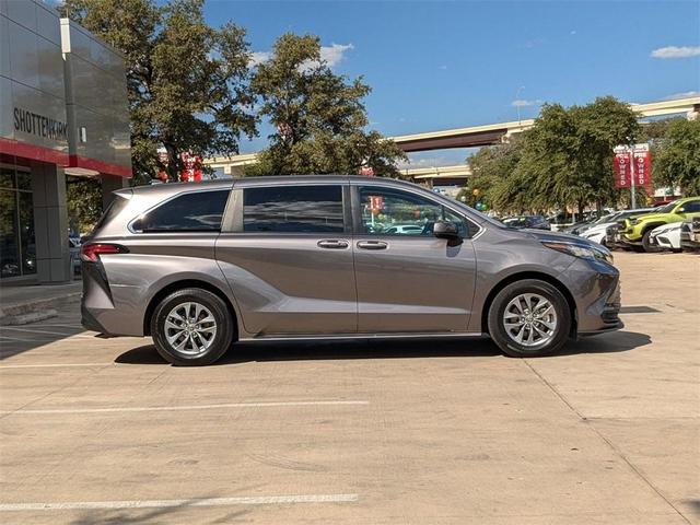 2022 toyota sienna le