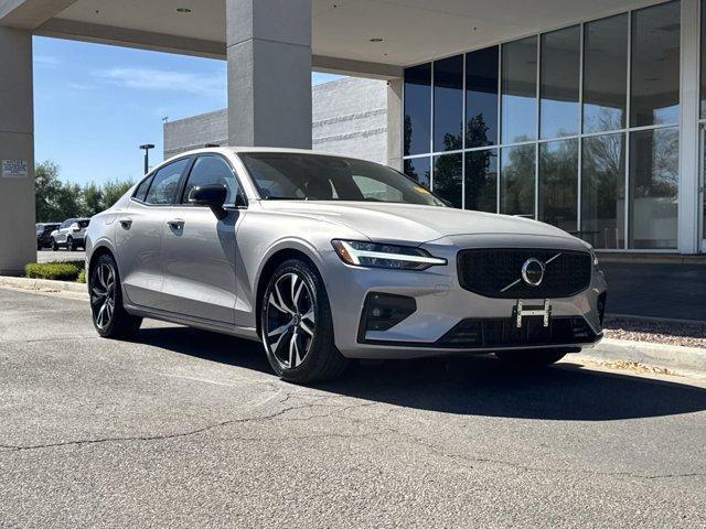 2024 volvo s60 b5 plus dark theme